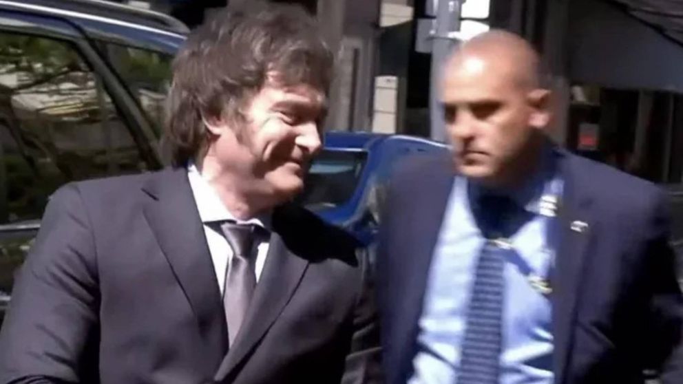 Movilizaciones: Javier Milei llegó al departamento de Policia.