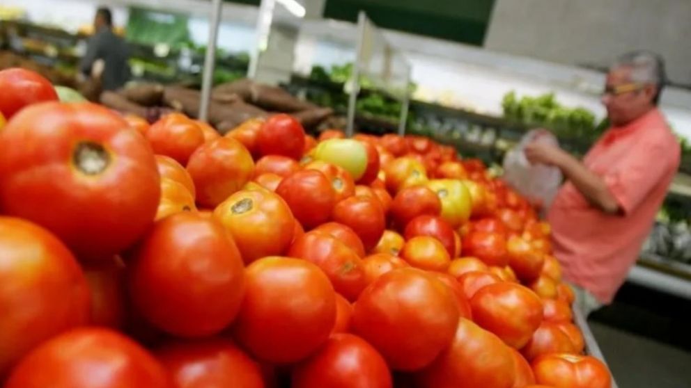 El tomate se vende, como m�nimo, a $1.200 el kilo en los supermercados.