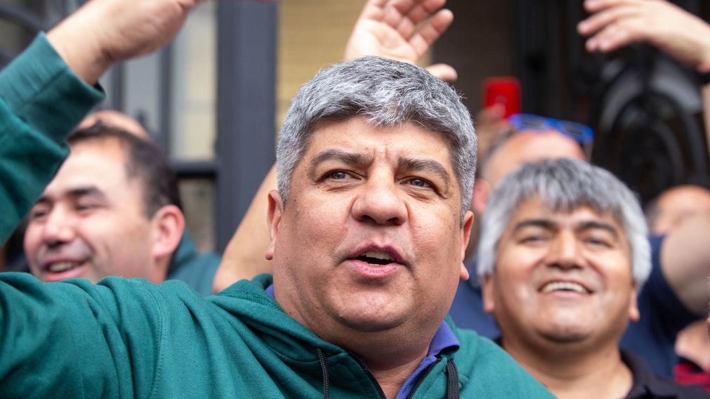 Nadie va a quedarse de brazos cruzados mientras se van los derechos y las indemnizaciones", adelantó Moyano.