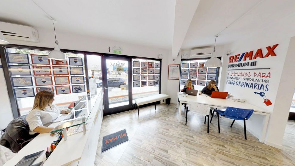 Re/Max busca empleados de hasta 65 años y promete interesantes beneficios.