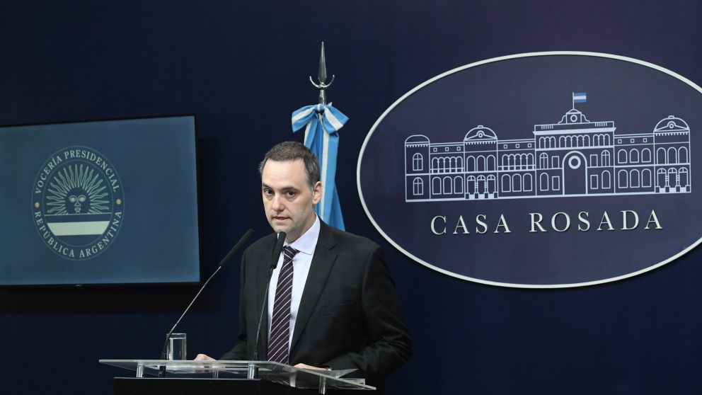 El vocero presidencial, Manuel Adorni, se refirió este martes a la firma del DNU (Télam).