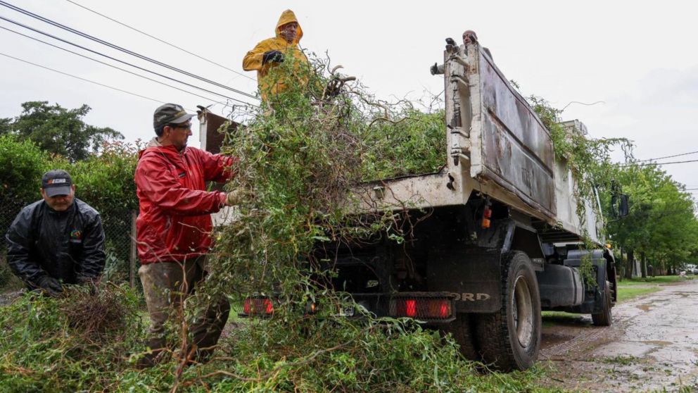 Continúan los operativos en los municipios bonaerenses afectados por el temporal (X –ex Twitter- @danyvilar).