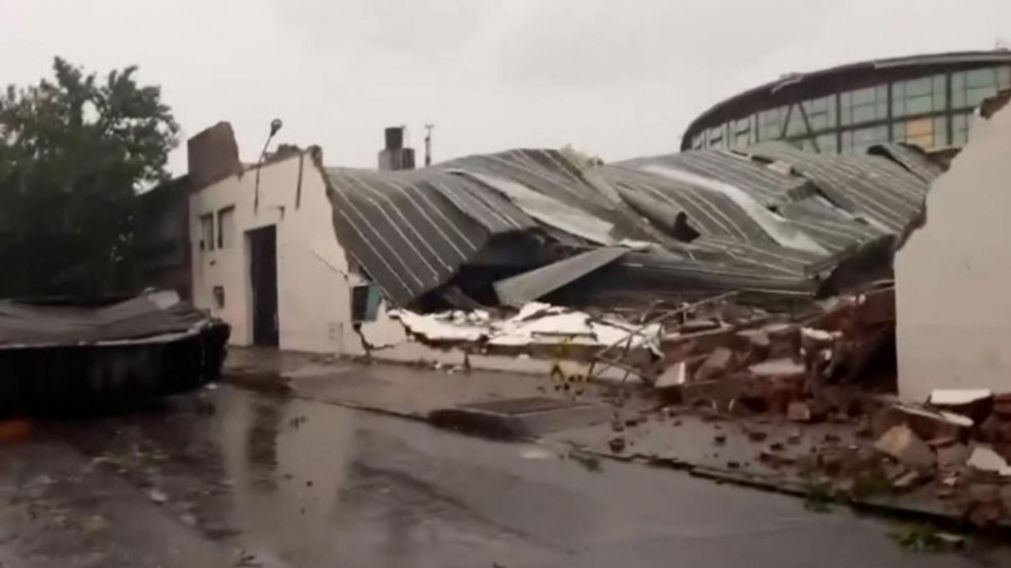 El temporal causó 13 muertos al provocar el colapso del techo de un gimnasio en Bahía Blanca.