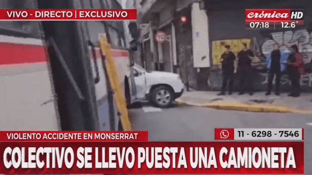 Impactante choque entre un colectivo y una camioneta en Monserrat.