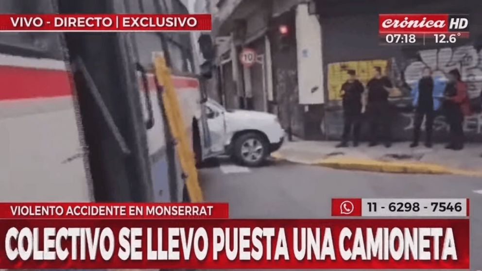Impactante choque entre un colectivo y una camioneta en Monserrat.