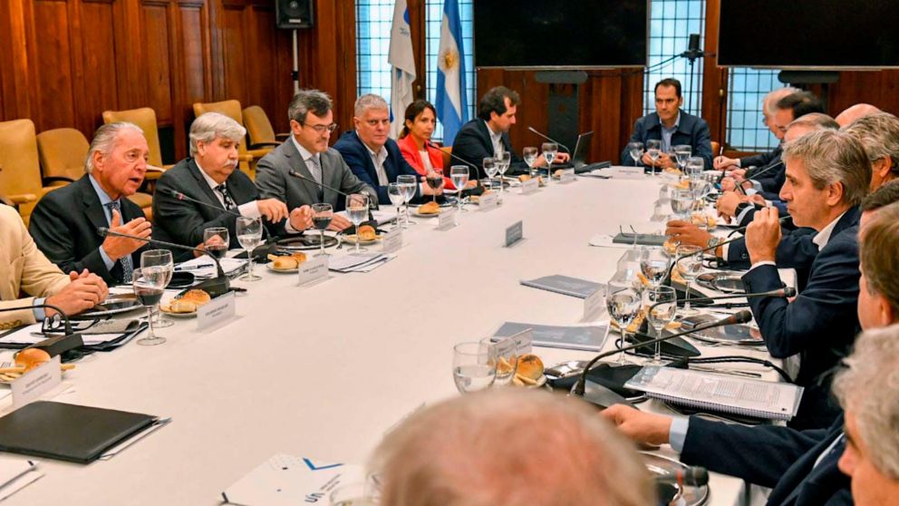 Luis Caputo almorzó con directivos de la UIA.
