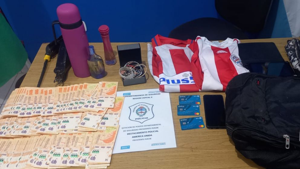 Las autoridades secuestraron el botín robado (Gentileza Policía Bonaerense).