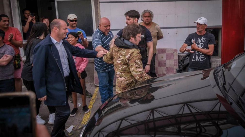 Javier Milei recorrió la zona de la tragedia en Bahía Blanca y se reunió con Axel Kicillof.