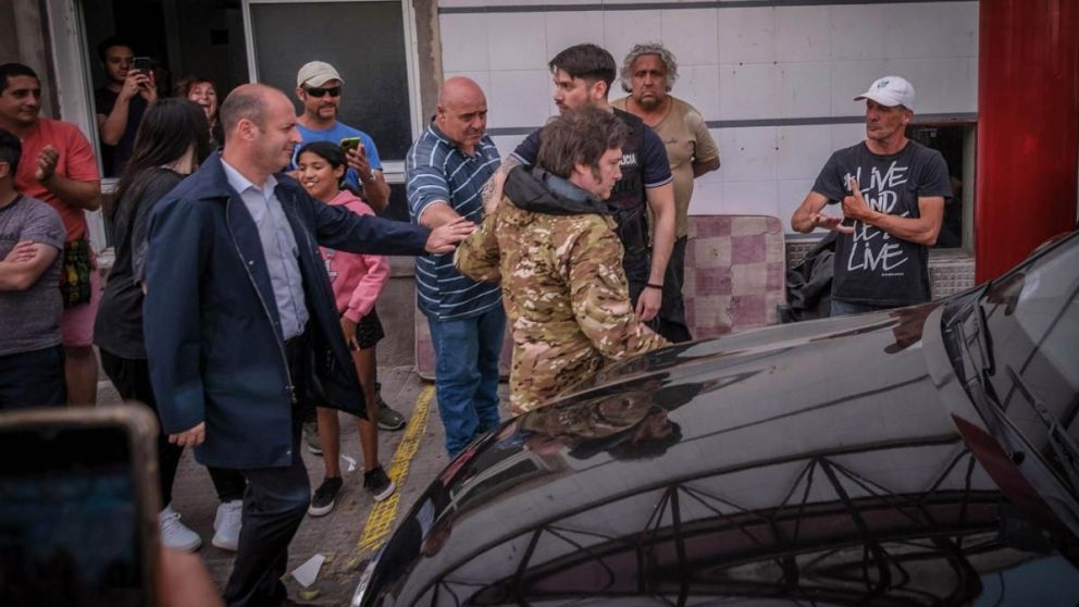 Javier Milei recorrió la zona de la tragedia en Bahía Blanca y se reunió con Axel Kicillof.