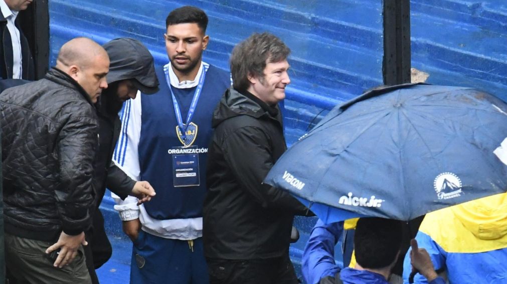 Así llegó Javier Milei a votar en Boca (Pablo Villán / Crónica).