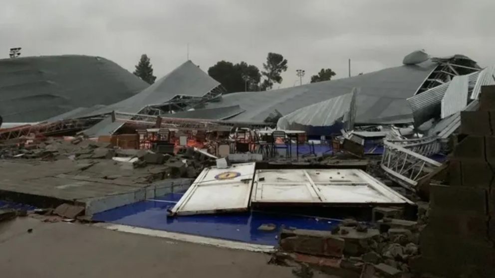 Así quedó uno de los edificios afectados por la tormenta en Bahía Blanca.