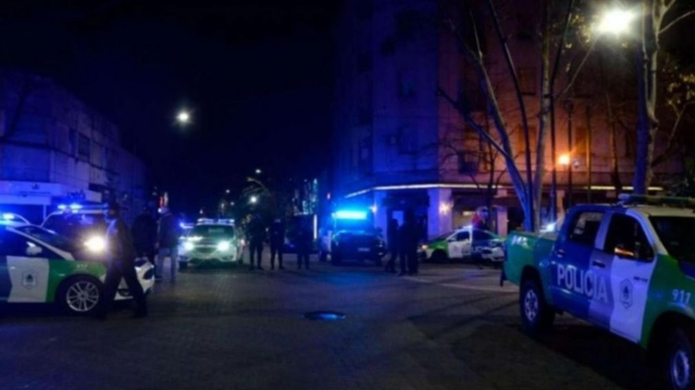 Los efectivos buscan detener a los responsables del robo y asesinato.