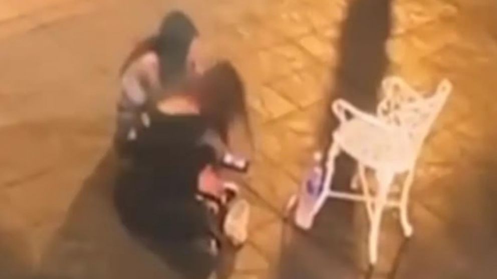 Dos amigas estaban en la vereda cuando motochorros las atacaron.