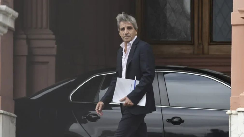 El Ministro de Economía sale de Casa Rosada tras una reunión con el Presidente Javier Milei (Télam).