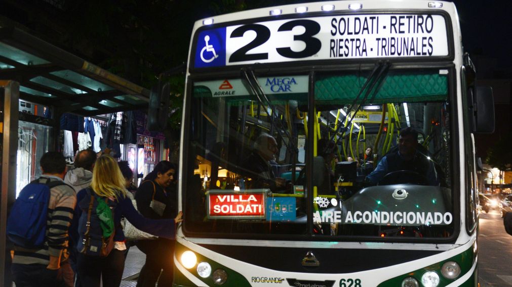 La actual tarifa en el AMBA es de 53 pesos (Hernán Nersesian / Crónica / Archivo).