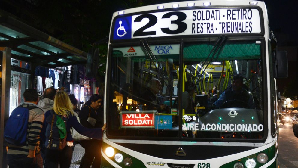 La actual tarifa en el AMBA es de 53 pesos (Hernán Nersesian / Crónica / Archivo).