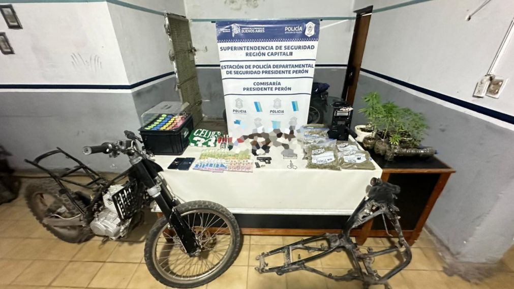 Los elementos hallados entre las pertenencias de los acusados (Gentileza Policía Bonaerense).