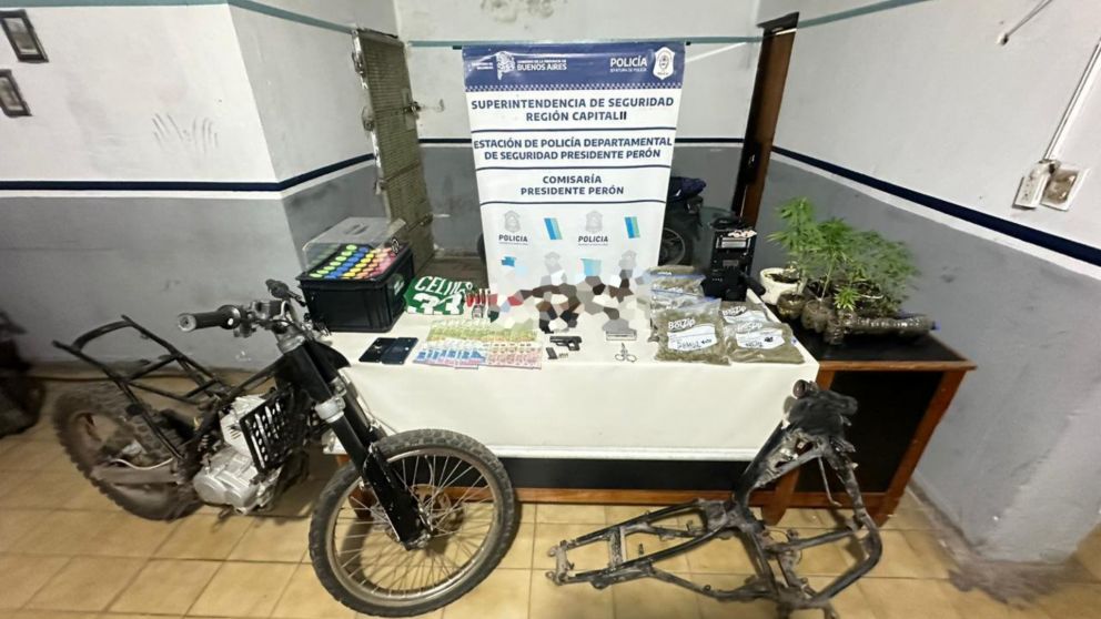 Los elementos hallados entre las pertenencias de los acusados (Gentileza Policía Bonaerense).