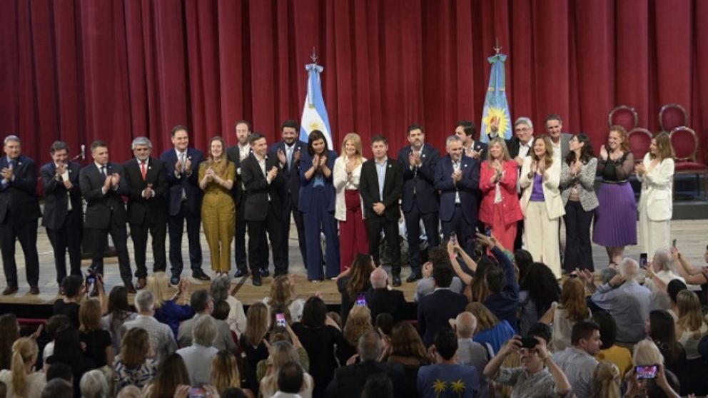 Axel Kicillof, tras tomarle juramento a sus ministros este mediodía.