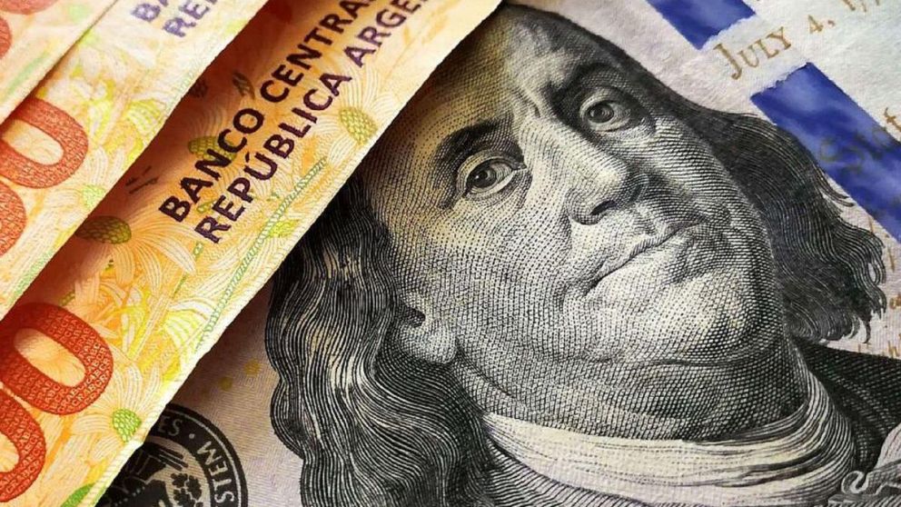 ¿Dólar o plazo fijo? Economistas opinan en qué conviene invertir para ahorro (Imagen ilustrativo).