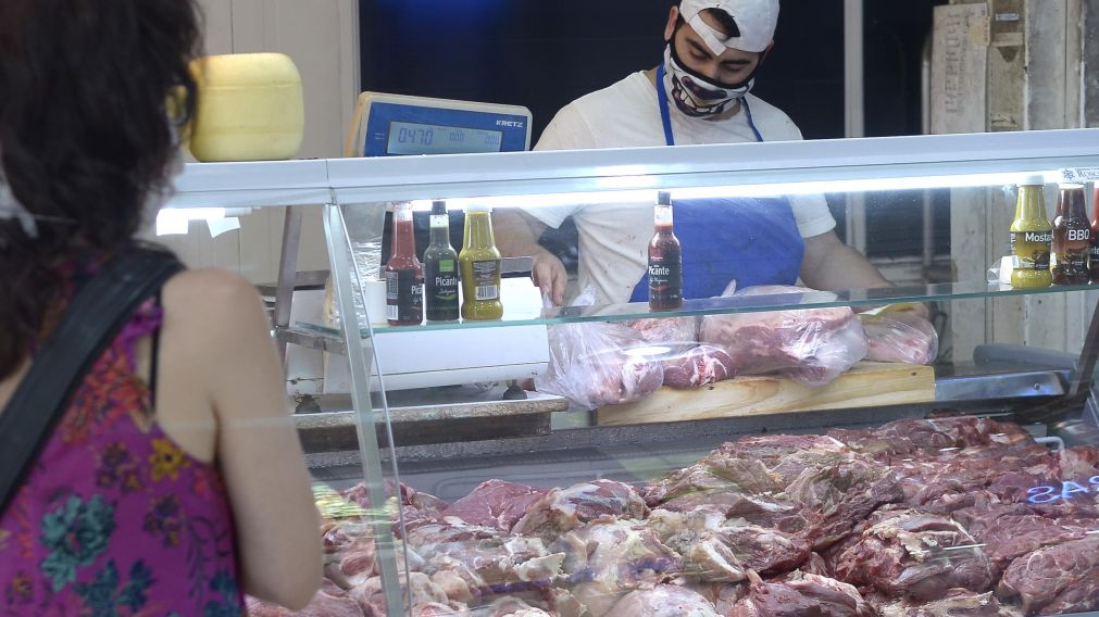 De acuerdo al relevamiento de Crónica realizado en supermercados y comercios barriales, este martes los cortes más populares oscilan entre los $4.700 y $9.800. (Fernando Pérez Re/Crónica)