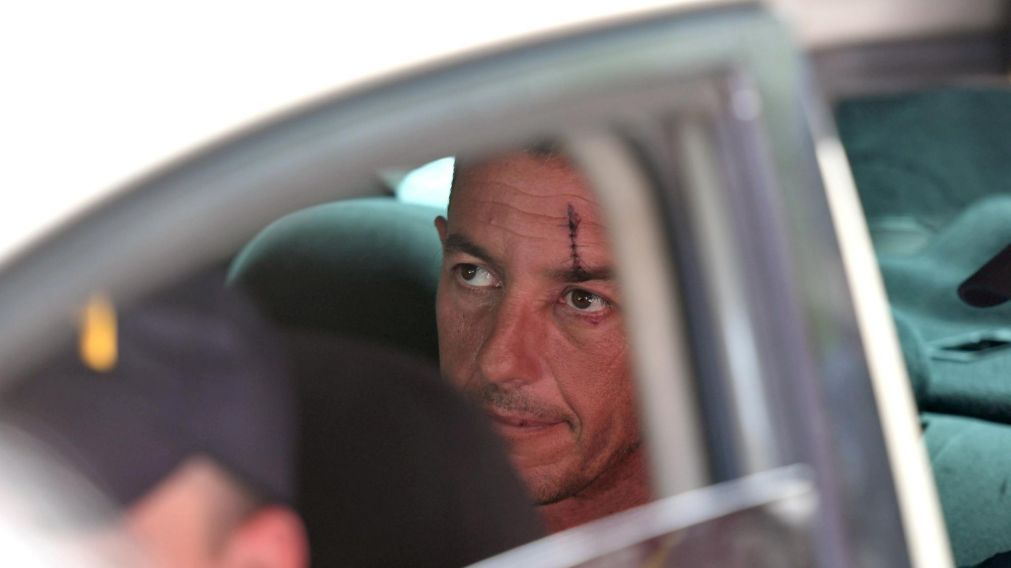El acusado dentro del patrullero ya detenido. Foto Télam
