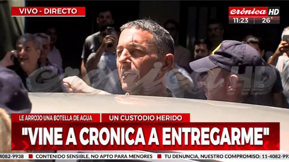 Así se llevaban de la puerta de Crónica al agresor de Javier Milei