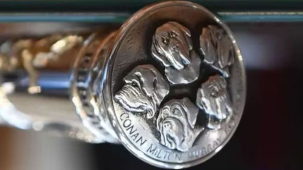 Las mascotas de Milei empuñadas en el bastón presidencial.