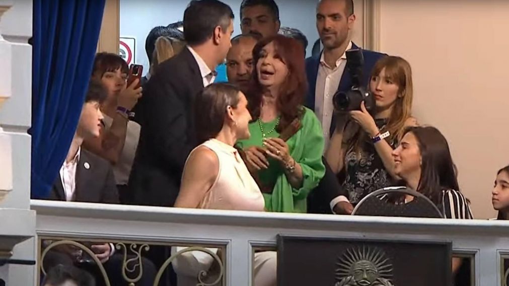 El gobernador encabezó el acto de asunción ante la presencia de Cristina