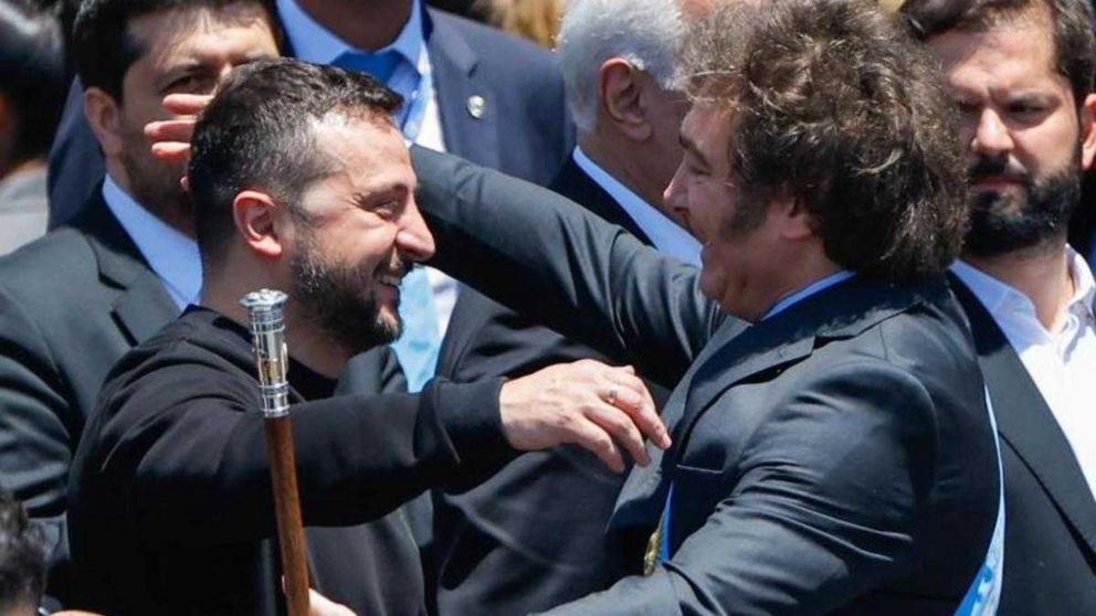 Volodímir Zelenski y su abrazo con Javier Milei durante el acto de asunción.