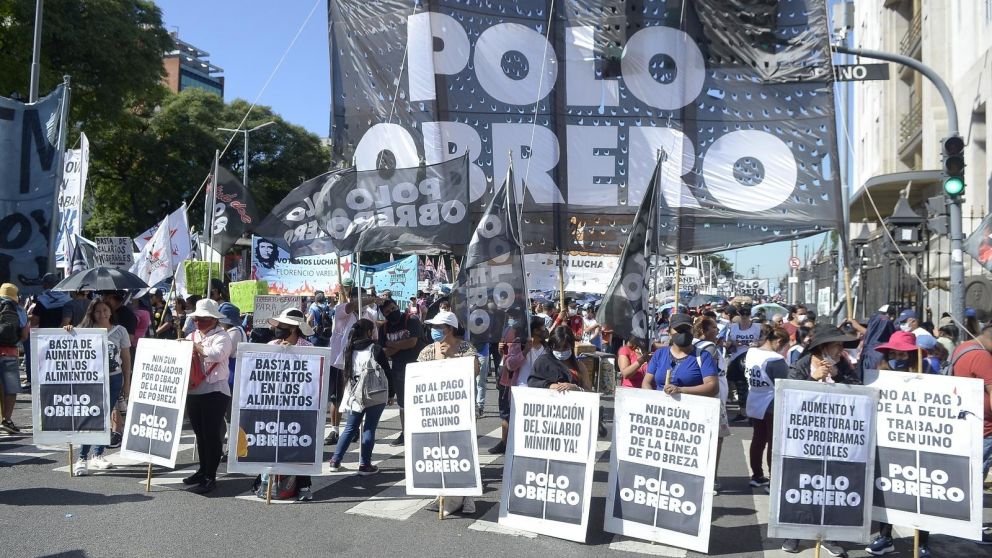 El Polo Obrero marcha a Desarrollo Social para reclamar pago de aguinaldo y alimentos.