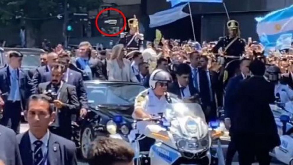 Así le arrojaron un botellazo a Javier Milei cuando iba hacia la Casa Rosada.