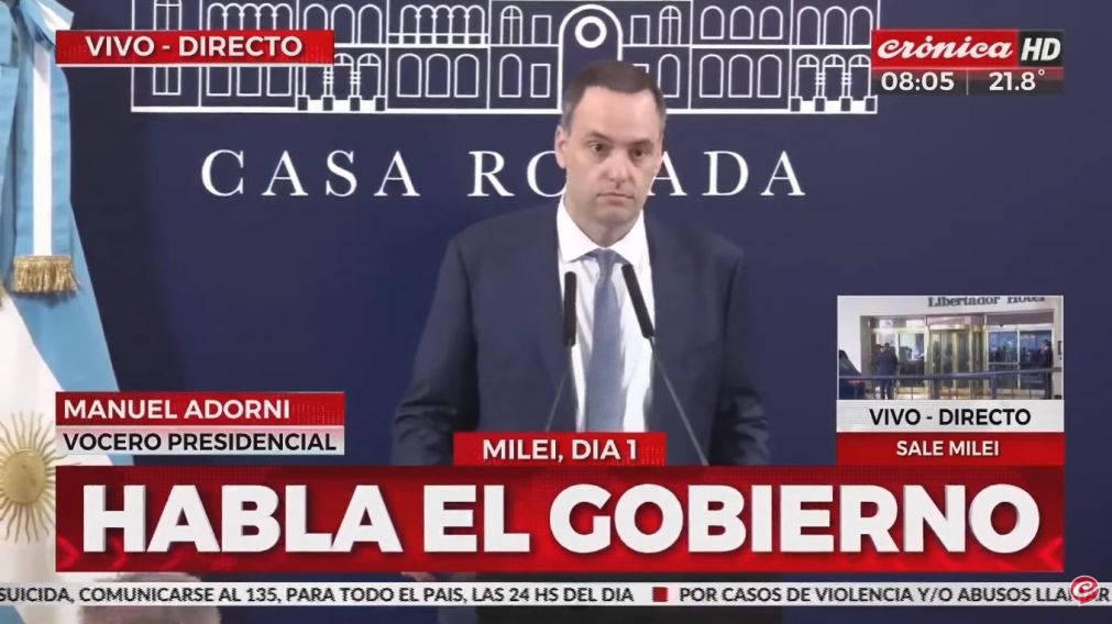 El vocero presidencial, Manuel Adorni, inauguró la agenda del primer día de Gobierno de Javier Milei (Crónica HD).