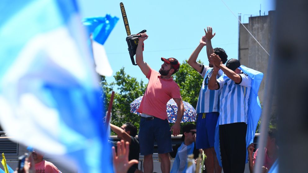 Las motosierras levantadas al aire (Crónica/Jonatan Moreno).