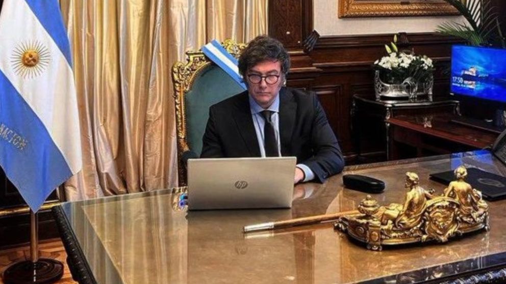 Con esta imagen de Javier Milei, su equipo de prensa anunció la firma del DNU (OPEA).