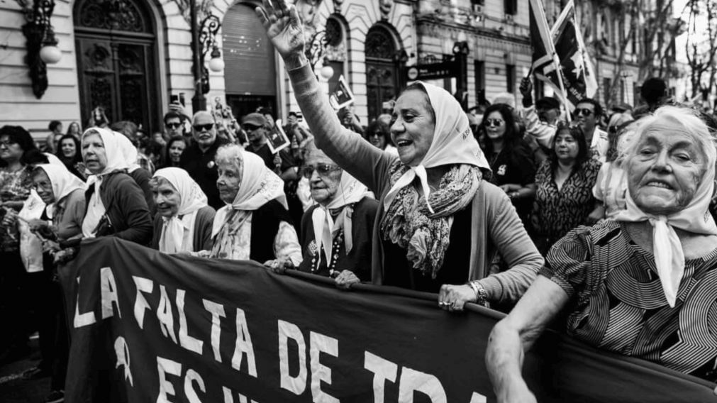 Las abuelas celebraron los 40 a�os ininterrumpidos de democracia en el D�a Internacional de Derechos Humanos (Gentileza : Pablo Ernesto Piovano)