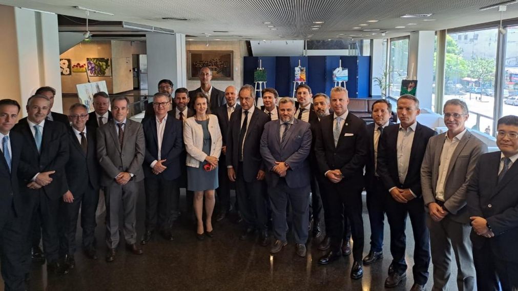 Mondino y Scioli siguieron el discurso de Javier Milei junto a empresarios brasileños.