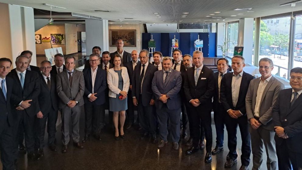 Mondino y Scioli siguieron el discurso de Javier Milei junto a empresarios brasileños.