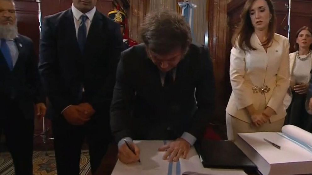 La curiosa firma de Javier Milei en el acto de asunción presidencial (Crónica HD).
