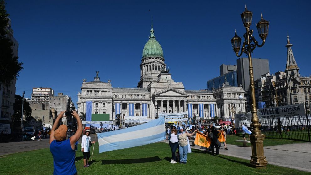 Los primeros militantes ya llegaron al Congreso para participar de la asunción de Milei (Télam).