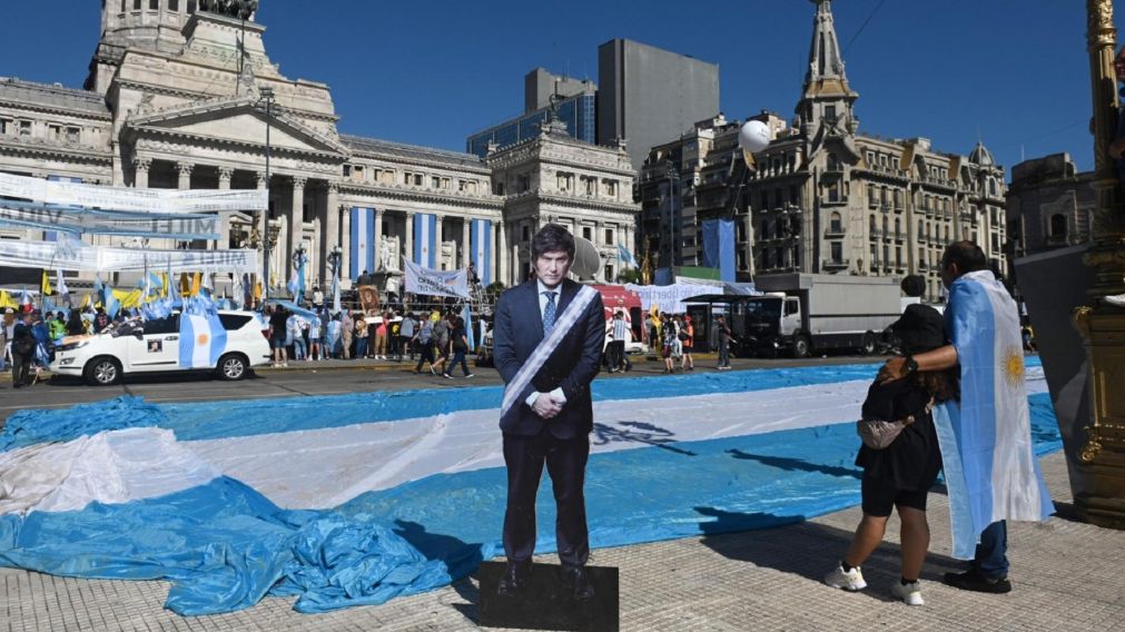 Seguidores de La Libertad Avanza se concentran frente al Congreso en la previa de la asunción de Milei.