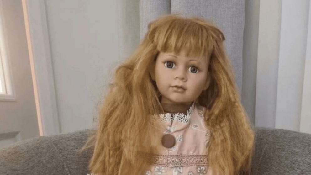 Una cazafantasmas se llevó una muñeca diabólica a su casa y comenzaron a suceder cosas paranormales (Twitter/ @pinkjockalypse)