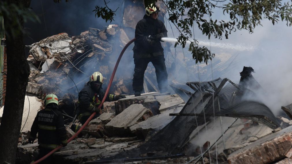Voraz incendio en una fábrica de Pompeya (Pablo Villan/Crónica).