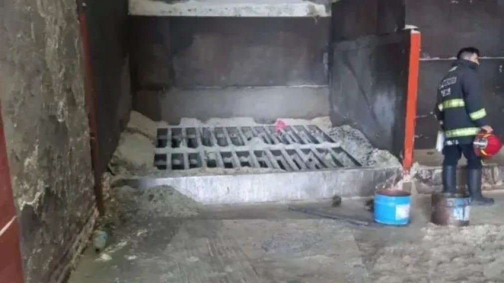 Los bomberos y peritos trabajando en el lugar de la tragedia.