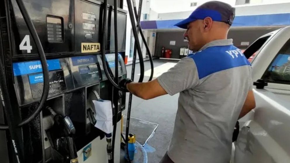 Aumento de combustible: YPF subió los precios un 25%.