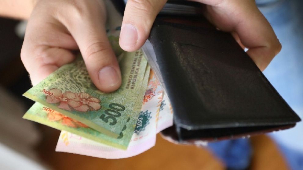 En un contexto inflacionario y de gran expectativa ante el cambio de gobierno, muchos empleados optan por invertir el dinero.