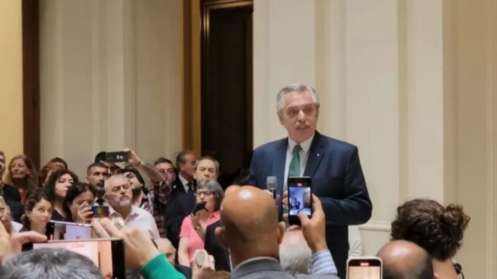 Fern�ndez estuvo acompa�ado por el secretario General de la Presidencia, Julio Vitobello, y la vocera presidencial Gabriela Cerruti.