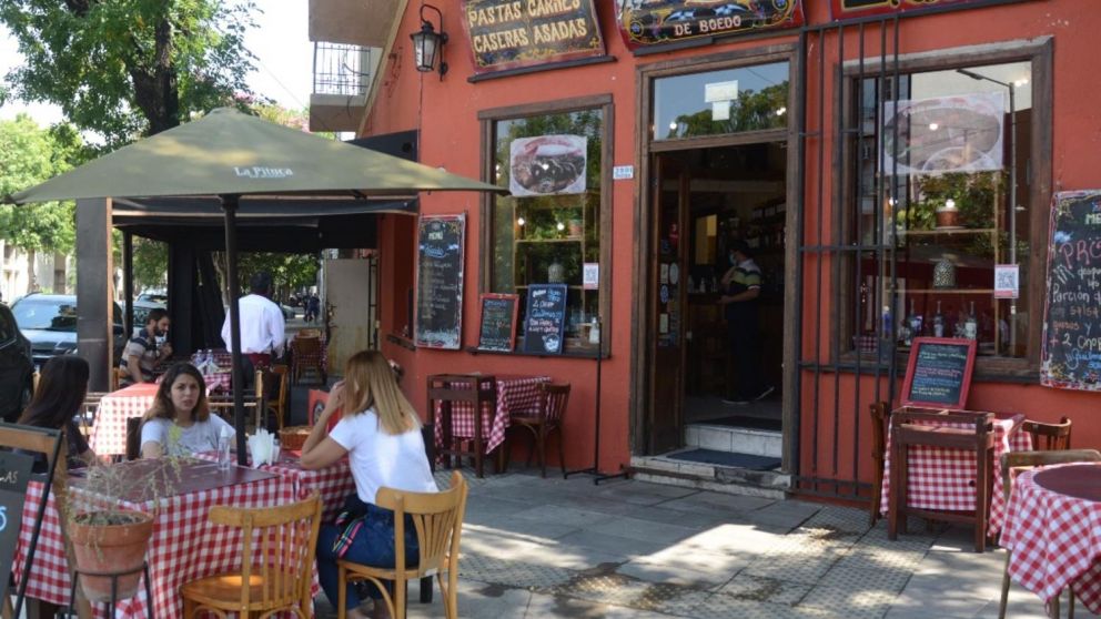 Salir a comer en familia ya supera los $30.000 (Hernán Nersesian / Crónica / Archivo).