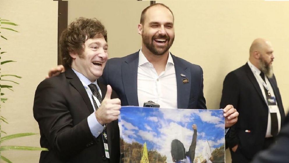 Javier Milei junto a Eduardo Bolsonaro, quien también asistirá a la asunción (Archivo).