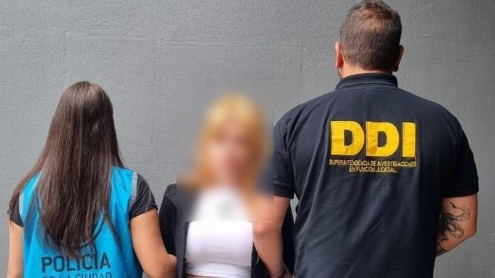 Esta es la mujer que finalizó arrestada por los efectivos policiales.